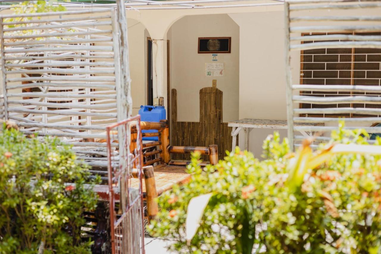 Puerto Galera Hostel Exterior photo